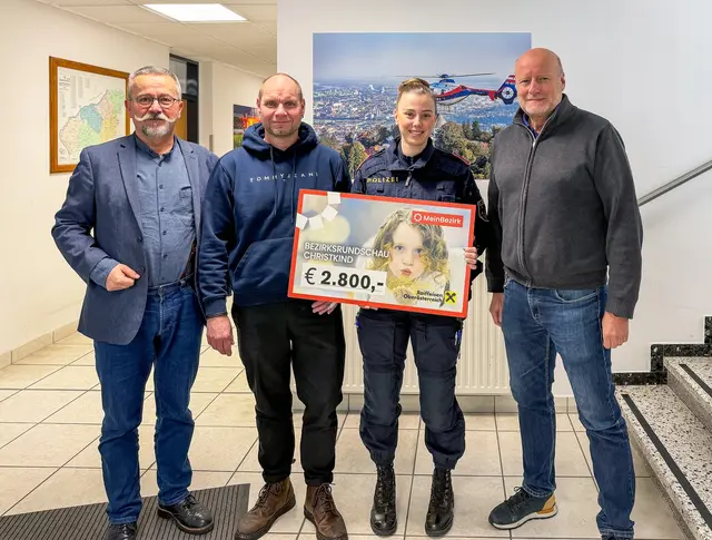 Geschäftsstellenleiter Christian Doms mit Thomas Hingsamer, Nadine Jäger und Friedrich Glechner von der Polizeiinspektion Ried. | Foto: MeinBezirk