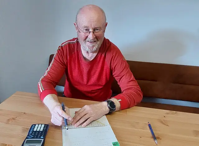 Pensionist Michael Weitzhofer gibt Nachhilfe in Mathematik und freut sich jedesmal aufs Neue mit, wenn die Kinder Fortschritte machen. | Foto: Caritas