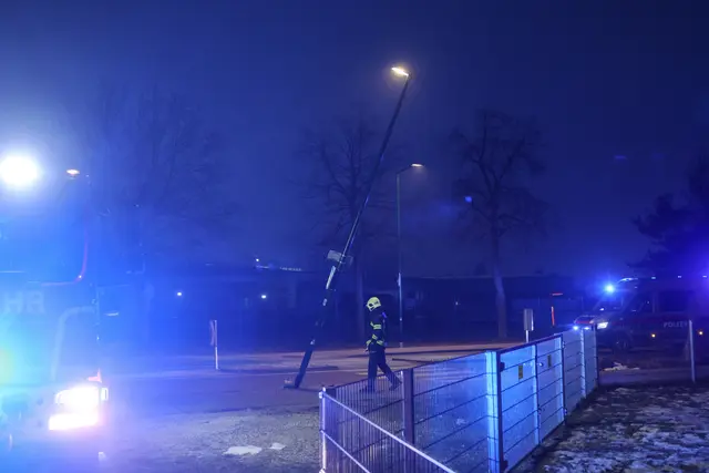 Ein angefahrener Lichtmast in Wels-Pernau drohte umzufallen und musste mittels Kran demontiert werden.