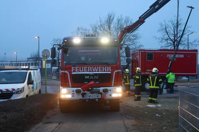 Ein angefahrener Lichtmast in Wels-Pernau drohte umzufallen und musste mittels Kran demontiert werden.
