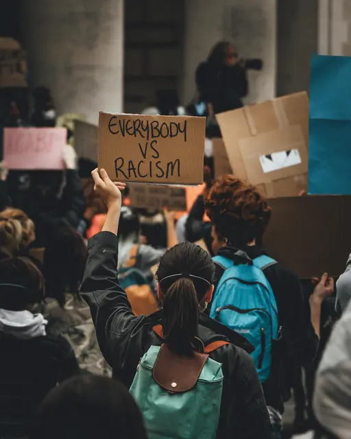 Es sind Alltagssituationen, kleine Kommentare oder Handlungen, die „kaum der Rede wert“ sind. Doch es ist gefährlich, wenn solche Dinge normalisiert werden, wenn man darüber hinwegschaut. | Foto: Unsplash/Arthur Edelmans