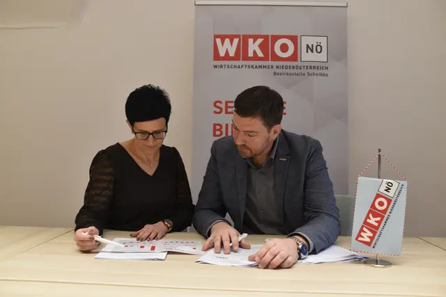 Jahresbilanz in Scheibbs: WKNÖ-Bezirksobfrau Silvia Teufl und Bezirksstellenleiter Augustin Reichenvater bei der Analyse der Zahlen | Foto: Roland Mayr/MeinBezirk Scheibbs