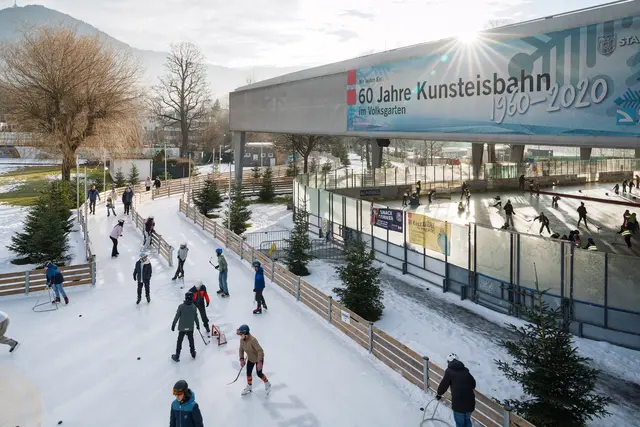Am dritten und vierten Februar 2026 fand der fünfte "Ice-Action-Day" der Bewegten Stadt in der Eisarena statt. Fünf Eissportvereine standen für die rund 700 angemeldeten Kinder und Jugendliche - aus insgesamt 23 Schulklassen und neun Kindergartengruppen – bereit, um ihnen ihre Sportdisziplin näher zu bringen.  | Foto: Stadt Salzburg/Alexander Killer