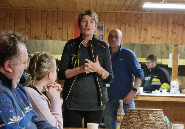 Unter fachkundiger Anleitung von Nationalratsabgeordneter Martina Diesner-Wais lernten die Teilnehmer, dass Eisbaden kein waghalsiger Mutbeweis ist. | Foto: Gemeinde Pernegg / Waldviertel