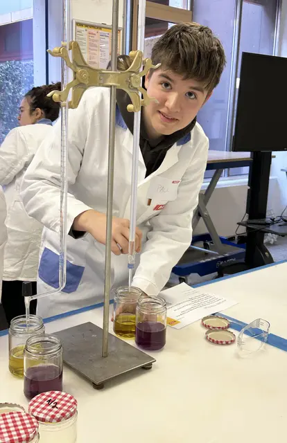 Köpfchen und Geschick waren gefragt beim Titrieren.  | Foto: ADLER