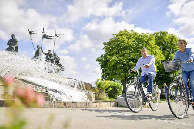 Radelnd am Nibelungenplatz vorbei. An heißen Tagen spendet der Brunnen eine kühle Brise. | Foto: Stadtgemeinde Tulln/Robert Herbst
