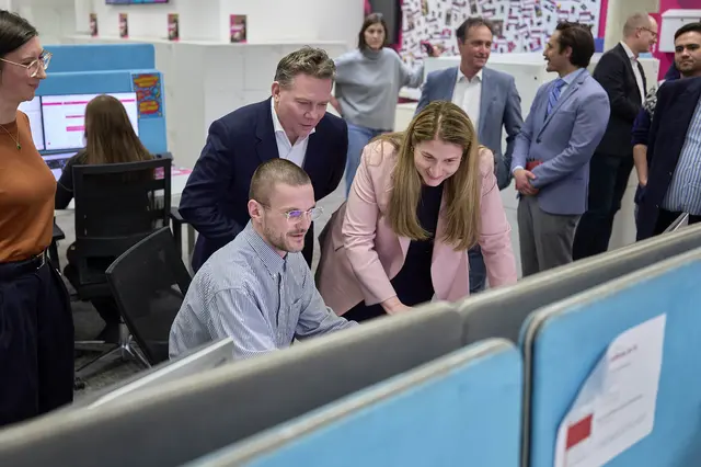 Digitalisierungsstadträtin Barbara Novak (SPÖ) lässt sich die Technik bei einem Betriebsbesuch erklären. | Foto: Markus Waches
