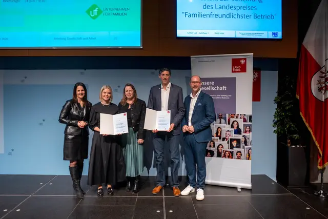 Platz 2 und 3 der Kategorie „Privates Wirtschaftsunternehmen von 21 bis 100 MitarbeiterInnen“ – es fehlen: Vertreter von Platz 1. | Foto: Land Tirol/Jovanovic