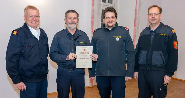 Branddirektor Klosterneuburg Josef Angelmayer, Ehrenverwalter Wolfgang Huber,
Betriebsfeuerwehr-Kommandant Stefan Viktorin-Pomper und Bezirksfeuerwehrkurat Pius Feiler Can.Reg. | Foto: Stift Klosterneuburg/Walter Hanzmann