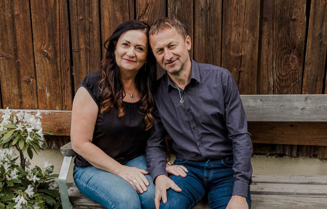 Gerlinde und Johann Fromm entschieden sich vor über 16 Jahren für die Pflegschaft – und schenkten zwei Kindern ein dauerhaftes Zuhause. | Foto: Privat