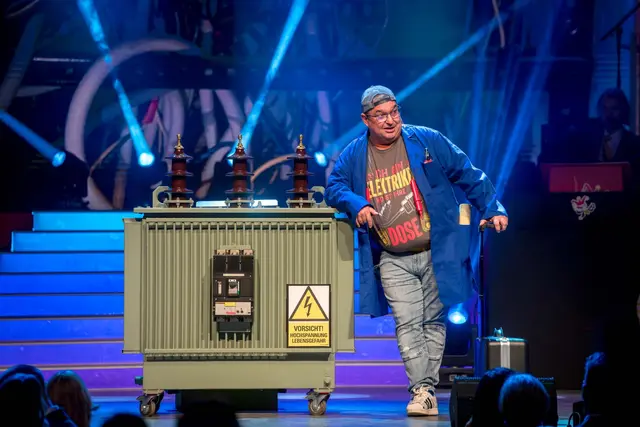 Herbert Rader alias „Der Elektriker“ erzählt mit trockenem Humor aus dem Handwerkeralltag. | Foto: Foto Knaus