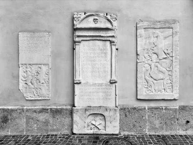 Grabplatten und Steindenkmäler mit Inschriften sind nicht nur um die, sondern auch in der Kirche zu finden. | Foto: Peter Kleinrath