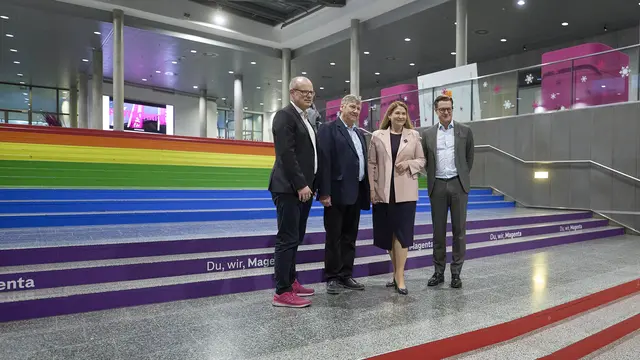Beim Besuch in der Magenta-Zentrale dabei war auch der Landstraßer Bezirksvorsteher Erich Hohenberger (SPÖ, 2. v. l.). Für ihn hat "technologische Spitzenleistung ein Zuhause – und das liegt in der schönen Landstraße." | Foto: Markus Waches