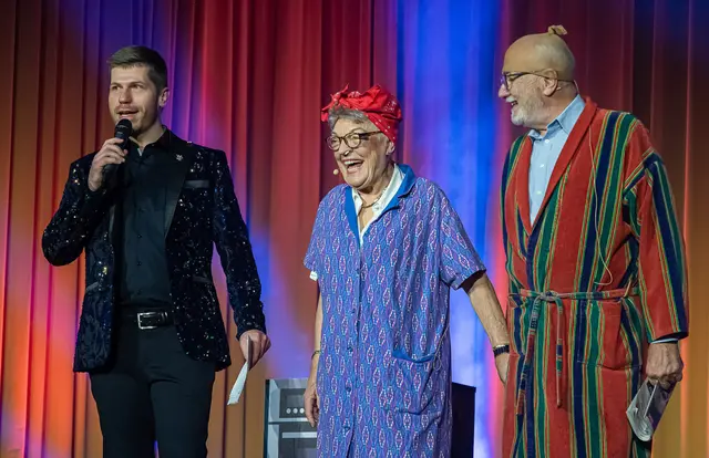 Der Gilden-Präsident Christian Guttmann bedankt sich bei seinem seit 1992 ältesten Akteurspaar Johanna Weissenböck und Johann Machowetz im Ehekarussell-outfit!