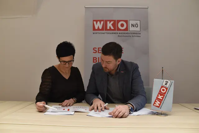 Jahresbilanz in Scheibbs: WKNÖ-Bezirksobfrau Silvia Teufl und Bezirksstellenleiter Augustin Reichenvater bei der Analyse der Zahlen | Foto: Roland Mayr/MeinBezirk Scheibbs