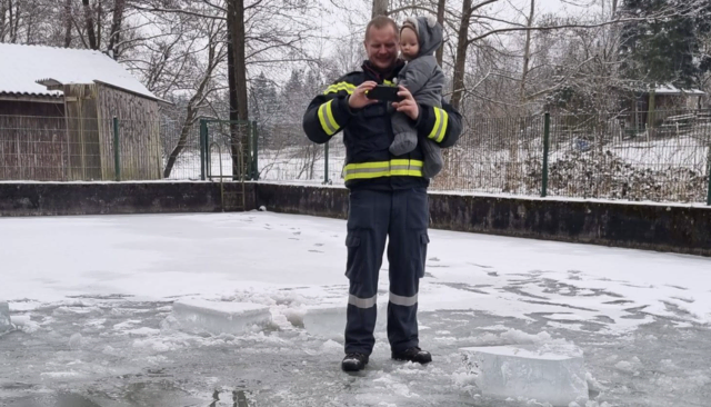 Selbst die "Ehrenamtlichen" der Freiwilligen Feuerwehr machten Fotos. | Foto: Gemeinde Pernegg / Waldviertel