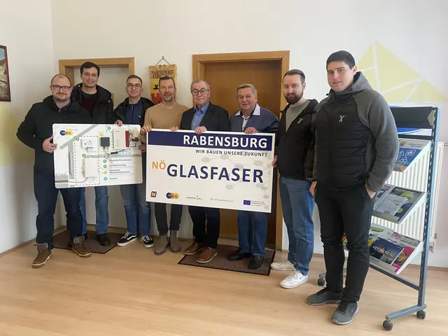 Bürgermeister Wolfram Erasim, Vizebürgermeister Rudolf Suchyna, Robert Hammer, Stephan Hubinger, Christian Donabaum, Gerhard Fischer, Johann Siegl, Thomas Jungwirth und Martin Moser.
  | Foto: Gemeinde Rabensburg