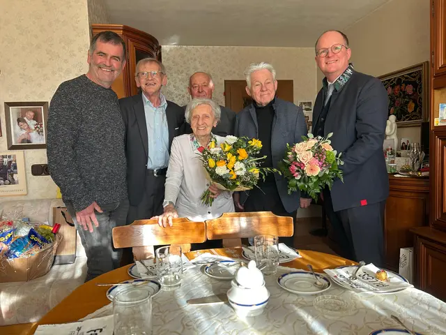 Pfarrer Reinhard Bell, Bezirksobmann von Steyr-Land Karl Mayr, die Jubilarin, Obfrau-Stv. von Bad Hall Johann Rreindl, Landesobmann LH a.D. Josef Pühringer, Bürgermeister Bernhard Ruf (v.li.).
 | Foto: Oö Seniorenbund