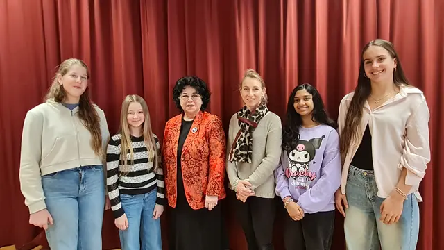 Fotolegende von links nach rechts: 
Sarah, Aylin, Esther Dürnberger, Prof. Mag. Tina Schmidmayer (Klassenvorstand der 4m), Serrah und Laura-Sophie

Foto FMZ
