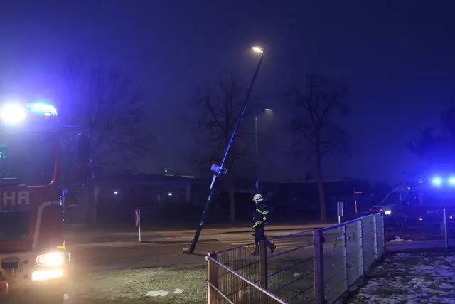 Ein angefahrener Lichtmast in Wels-Pernau drohte umzufallen und musste mittels Kran demontiert werden.
