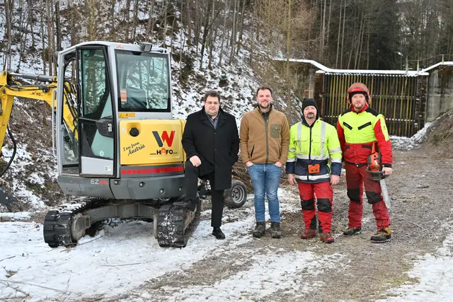 Landtagsabgeordneter Vizebürgermeister Mario Wührer und 
Stadtförster Georg Brenn mit den beiden Forstarbeitern Johann Hirtenlehner 
und Patrick Stieger bei einem Rückhaltebecken im Ortsteil Zell. | Foto: Stadt Waidhofen