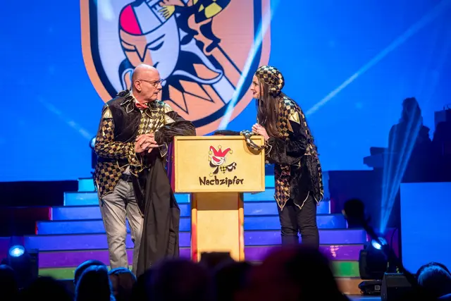 An der Seite von Eva Mion wird der legendäre „Nachzipfer“ zum „Narrzipfer“. | Foto: Foto Knaus