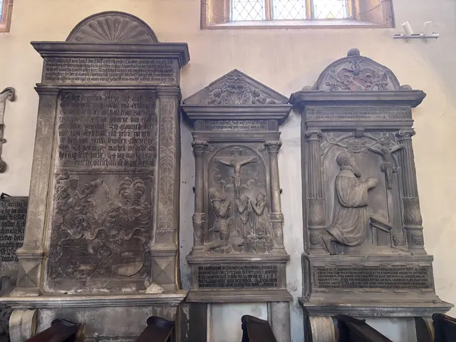 Weitere historische Grab- und Gedenksteine im Inneren der Stadthauptpfarrkirche. | Foto: Peter Kleinrath