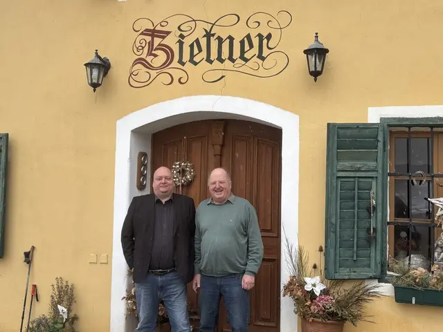 Markus und Raimund Meierhofer widmen viel Zeit der historischen Spurensuche in der Heimatgemeinde. | Foto: MeinBezirk.at/Astrid Siebert