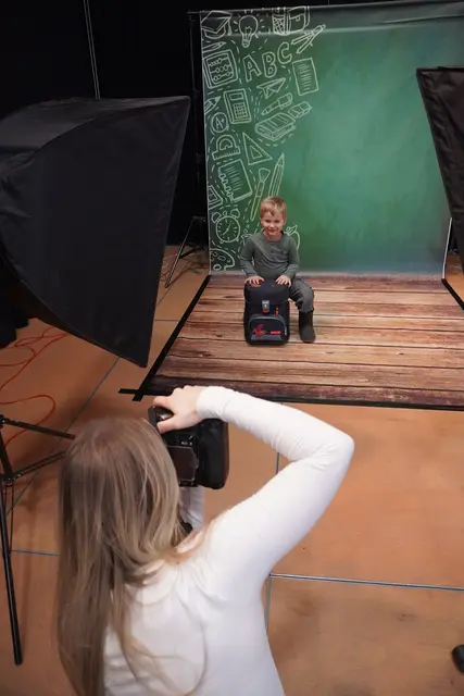 Ist die passende Schultasche gefunden, bietet sich direkt die Gelegenheit für ein Erinnerungsfoto bei Photo Starkl. | Foto: Barbara Babonitsch-Diewald/MeinBezirk