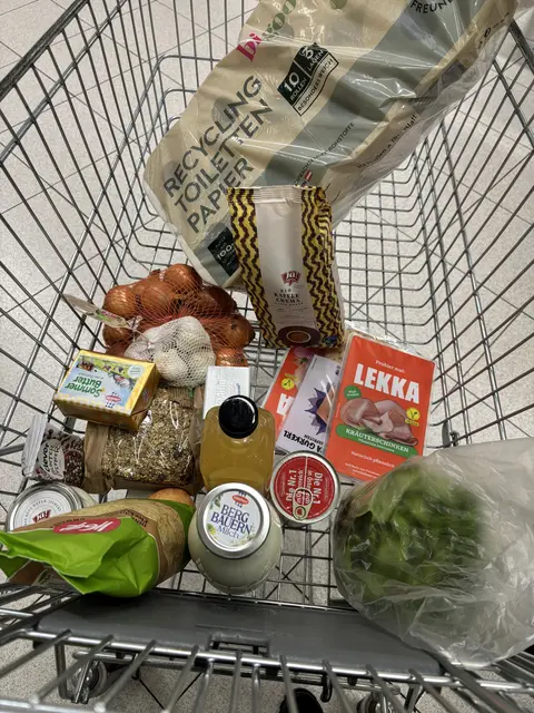 Ein halb-voller Einkaufswagen und knapp 50 Euro sind weg. | Foto: Edlinger