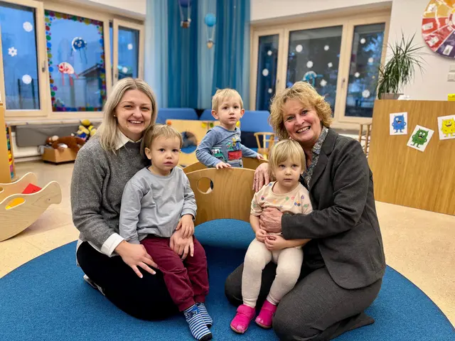 Eggenburgs Bürgermeisterin Margarete Jarmer (ÖVP) besuchte Lisa Schmied und Leo, Rudi sowie Luisa im Spatzennest. | Foto: Markus Kahrer