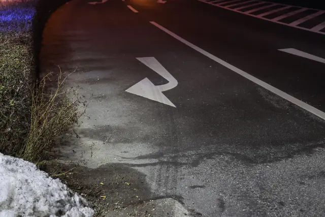 Ein angefahrener Lichtmast in Wels-Pernau drohte umzufallen und musste mittels Kran demontiert werden.