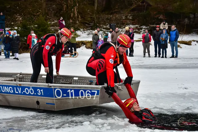 Auch das Hochwasserboot kam zum Einsatz. | Foto: ÖWR Ebensee/Yvonne Leitner