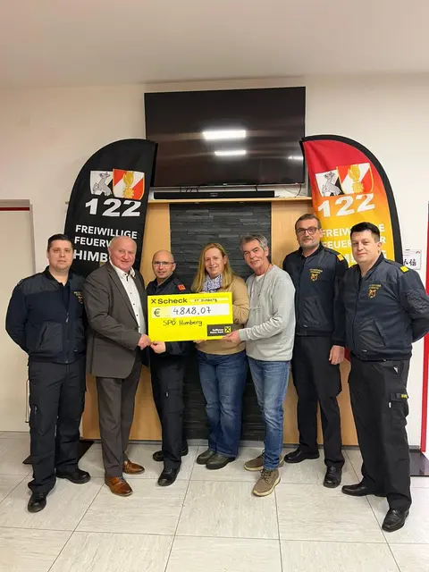 Markus Steinberger, BGM Ernst Wendl, Feuerwehrkommandant Ernst Wolfgang, Organisatorin Gemeinderätin Sandra Csida, SPÖ-Obmann GGR Herbert Stuxer, Feuerwehrkommandant-Stellv. Michael Berger,
und Florian Sicheritz bei der Spendenübergabe (vlnr). | Foto: Gemeinde Himberg