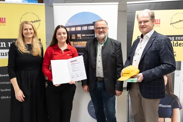 Bauproduktefachberater in OÖ zertifiziert: Glückwunsch an Kaltrina Zhabota, die beim Bauhaus Steyr beschäftigt ist.  | Foto: Cityfoto/Pelzl