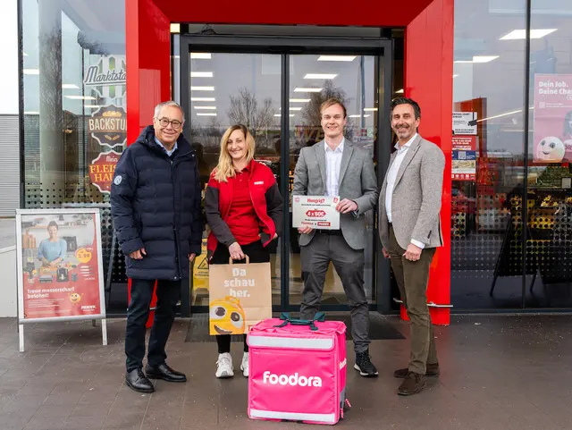 Penny und Foodora unterstützen den Kiwanis Club Wolfsberg mit vier 50-Euro Gutscheinen für 
vier bedürftige Familien in der Region. | Foto: Penny / Paul Breuss