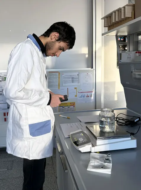 Die physikalische Dichtebestimmung ist eine spannende Aufgabe.  | Foto: ADLER