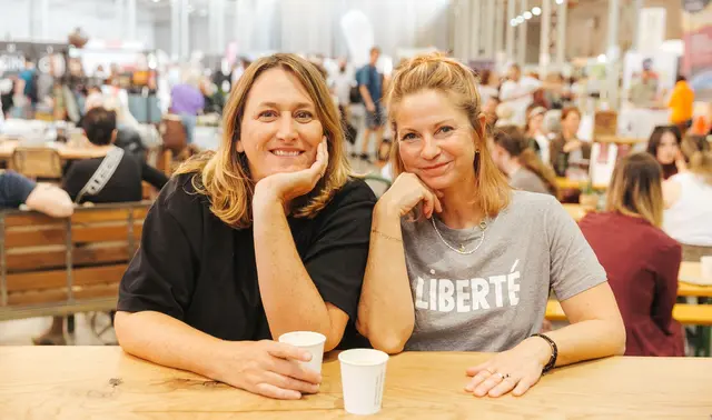 Sie gelten als fester Bestandteil der Wiener Kulturszene: Die Gründerinnen Sabine Hofstätter (l.) und Simone Aichholzer bringen den Designmarkt vier mal im Jahr in die Marx Halle.  | Foto: Philipp Lipiarski