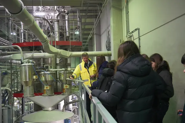 Bei "Industrie zum Angreifen" durften interessierte Jugendliche auch in diesem Jahr wieder einen Blick hinter die Kulissen von Industriebetrieben werfen. | Foto: Jennifer Flechl / MeinBezirk