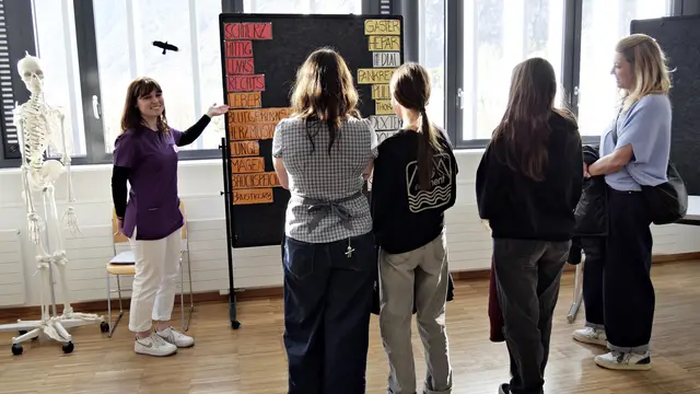 Die Auszubildenden führten versiert durch die Themenschwerpunkte der einzelnen Stationen.  | Foto: BiZ Zams/Agentur Polak