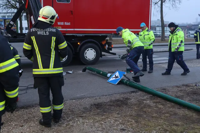 Ein angefahrener Lichtmast in Wels-Pernau drohte umzufallen und musste mittels Kran demontiert werden.
