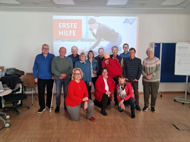 Teilnehmer des Erste-Hilfe Auffrischungskurses Senioren 65 + mit der RK-Kursleiterin Andrea Lakner | Foto: OÖRK