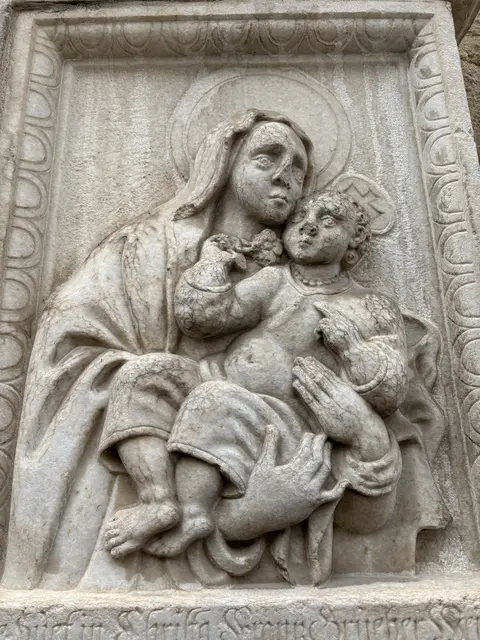 Auch historische Heiligendarstellungen sind auf den Kirchenmauern zu finden – etwa die Heilige Maria und das Jesuskind. | Foto: Peter Kleinrath