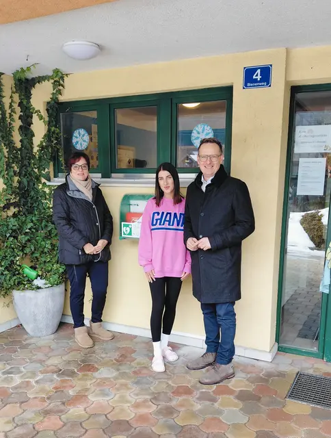 v.l.: Waltraud Pertl, Vorsitzende des Kneipp Aktivs Clubs Radenthein, Leiterin der Kindertagesstätte Bianca Müller und Bürgermeister Michael Maier bei der offiziellen Übergabe | Foto: Stadtgemeinde Radenthein
