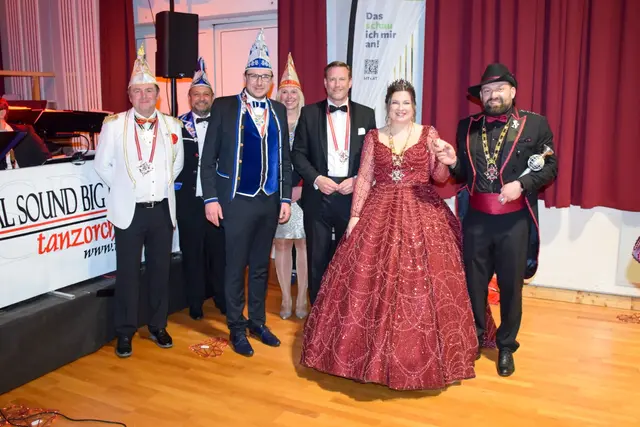 Schon beim Betreten des festlich geschmückten Saales fühlte die Gäste sich in die Zeit der kaiserlichen Hofbälle zurückversetzt. | Foto: Neumarkter Turnverein