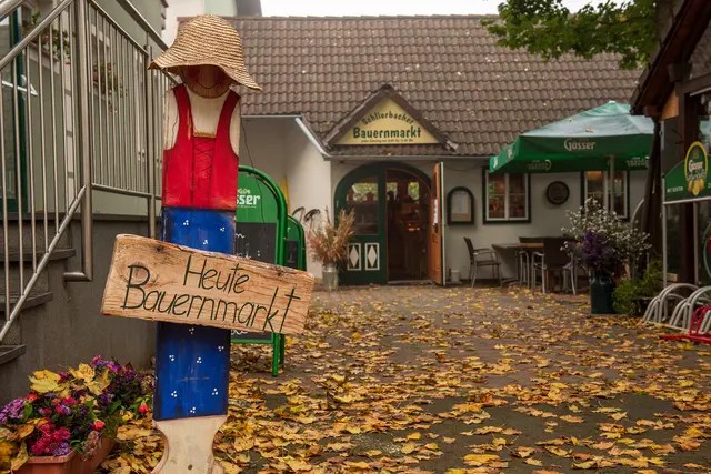 Der Schlierbacher Bauernmarkt befindet sich in einer eigenen Bauernmarkthalle im Zentrum der Gemeinde. | Foto: Bauernmarkt Schlierbach
