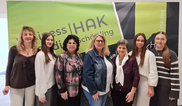 Fotolegende von links nach rechts: 
Pia, Jana, Esther Dürnberger, Dir. Prof. MMag. Irene Wiesinger, Judith Ribic, Marlies und Ina 

Foto FMZ