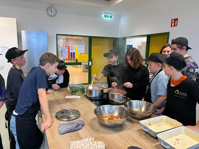 Gemeinsam kreierten die Schülerinnen und Schüler ein köstliches Gericht. | Foto: MS Lebring
