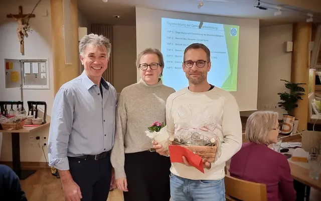 Verabschiedung Gerald Kolm: Neuer Obmann Günther Haas, neue Kassiererin Gabi
Zeller-Hofer und bisheriger Obmann des Vorstandes Gerald Kolm (v.l.). | Foto: Klaus Kolm