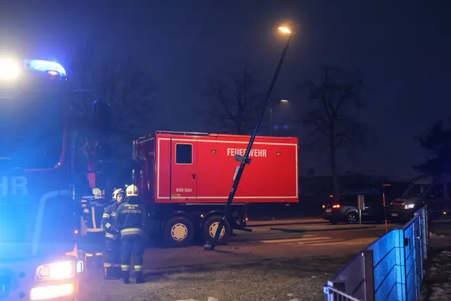 Ein angefahrener Lichtmast in Wels-Pernau drohte umzufallen und musste mittels Kran demontiert werden.